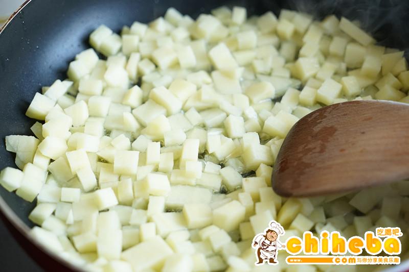 一道怎么做都好吃的干煎土豆鸡丁（红烧，咖喱，椒盐，孜然）的做法 步骤5
